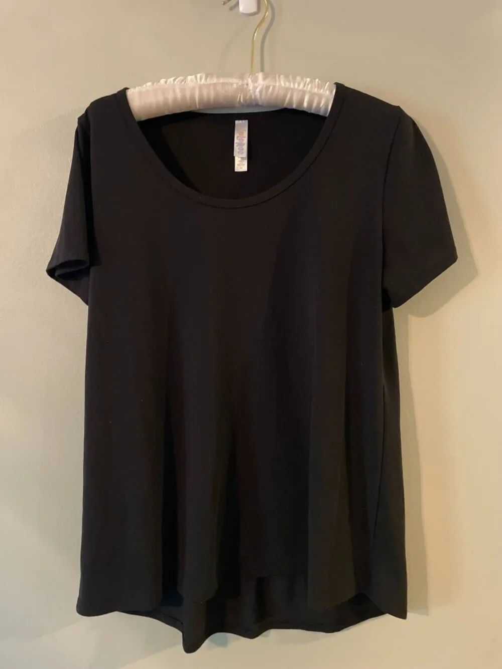 LuLaRoe Black Short Sleeved Shirt Size Medium Soft and Longer in Back - Picture 2 of 5